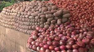 বাজারে পেঁয়াজ ও আলুর দাম চড়া